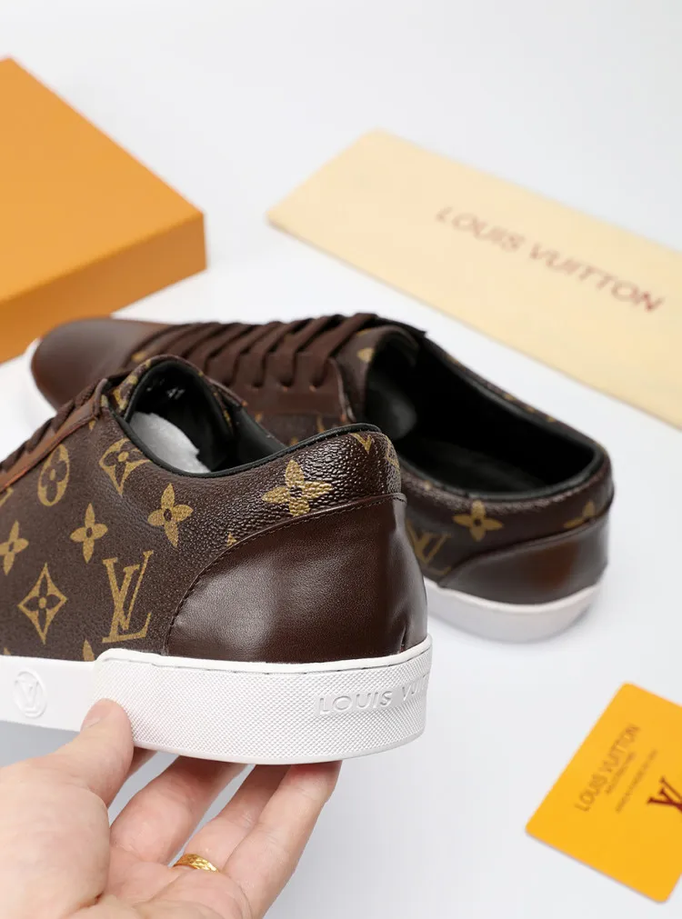 Factory price: 360💰LV official website popular series🔥🔥: 2 production, selected high-end imported cowhide, sheepskin lining sheepskin pads, paired with Louis Vuitton Monogram Ecli men's shoes 💰se canvas and pure black rubber soles, the ultimate simple design, the perfect interpretation of the latest inspiration for shoes, the integration of classics and fashion, high-end quality, worthy of your possession. The bottom car line will never be unglued🏆🏆🏆Welcome all sellers to sell in the picture above. We can send one piece on behalf of you. The code number is 38-44 (45 codes can be customized)
